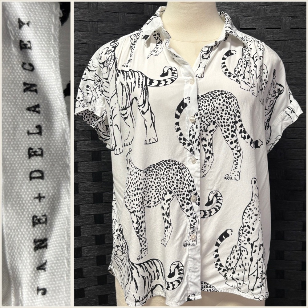 Jane + Delancey Medium White Short Sleeve Button Up Shirt All Over Animal Print